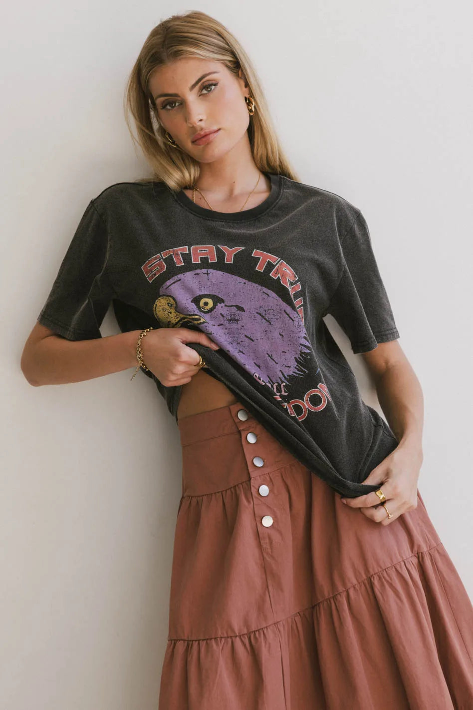 High-waisted pants style Stay True Graphic Tee