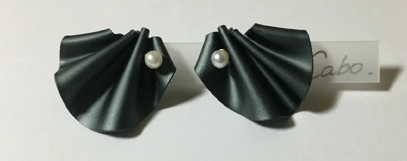 Stylish Comfort CABO | Mermaid's tail Pearl Earrings | Black(One color)