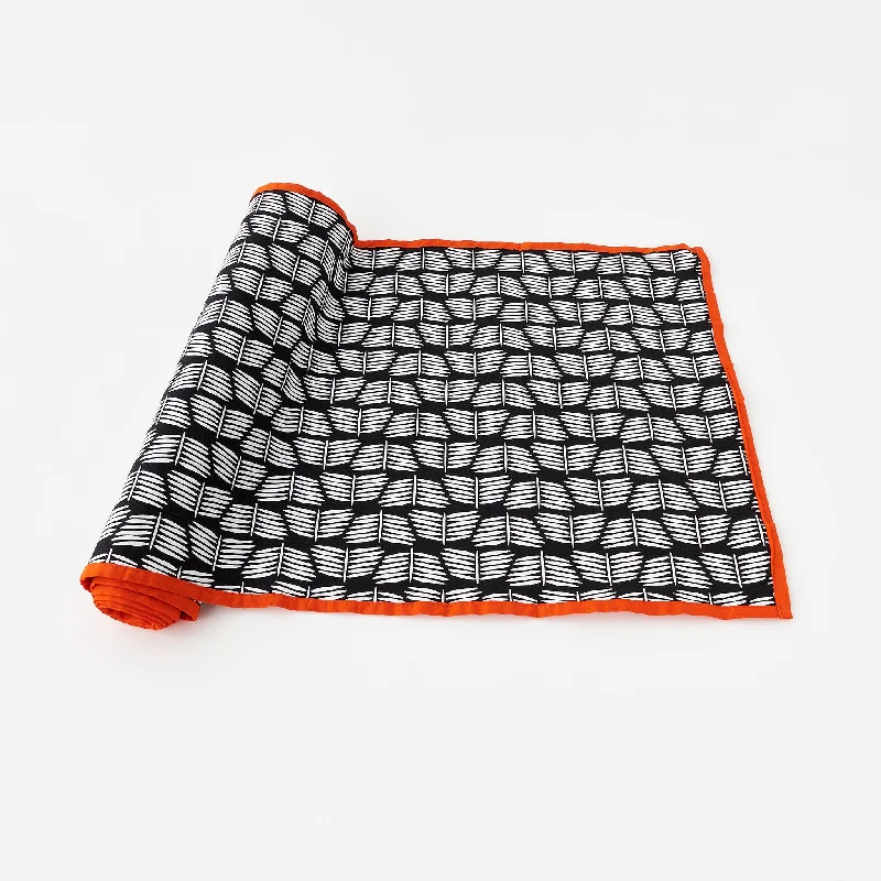 High-quality Design Mod Poppies Leaves Table Runner